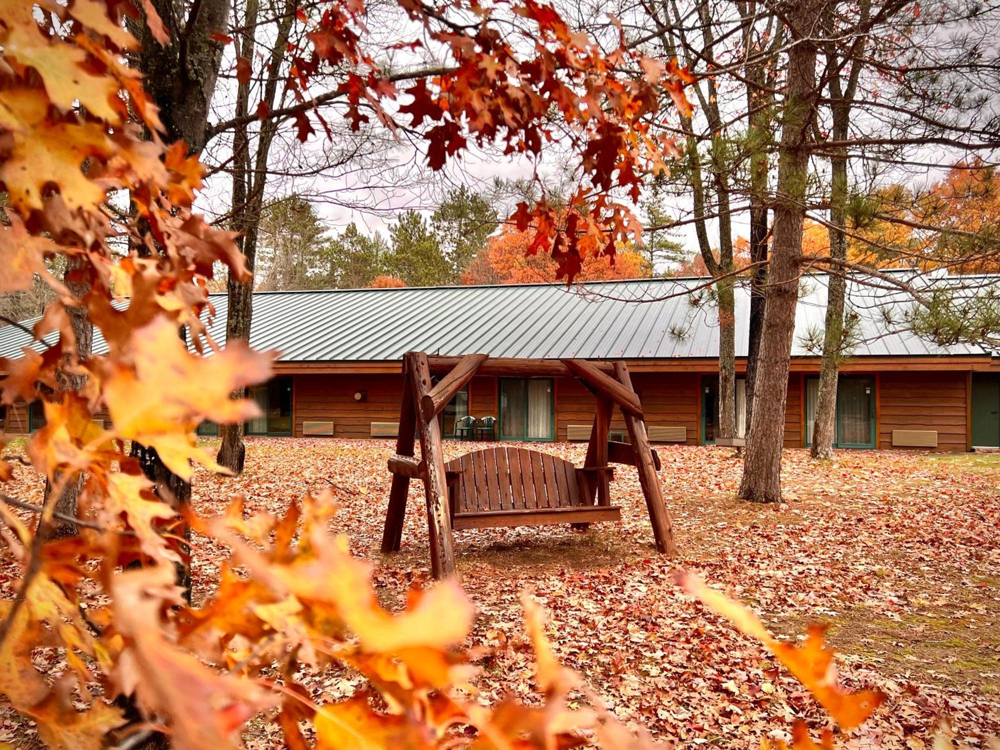 Whitetail Lodge Saint Germain Exteriör bild